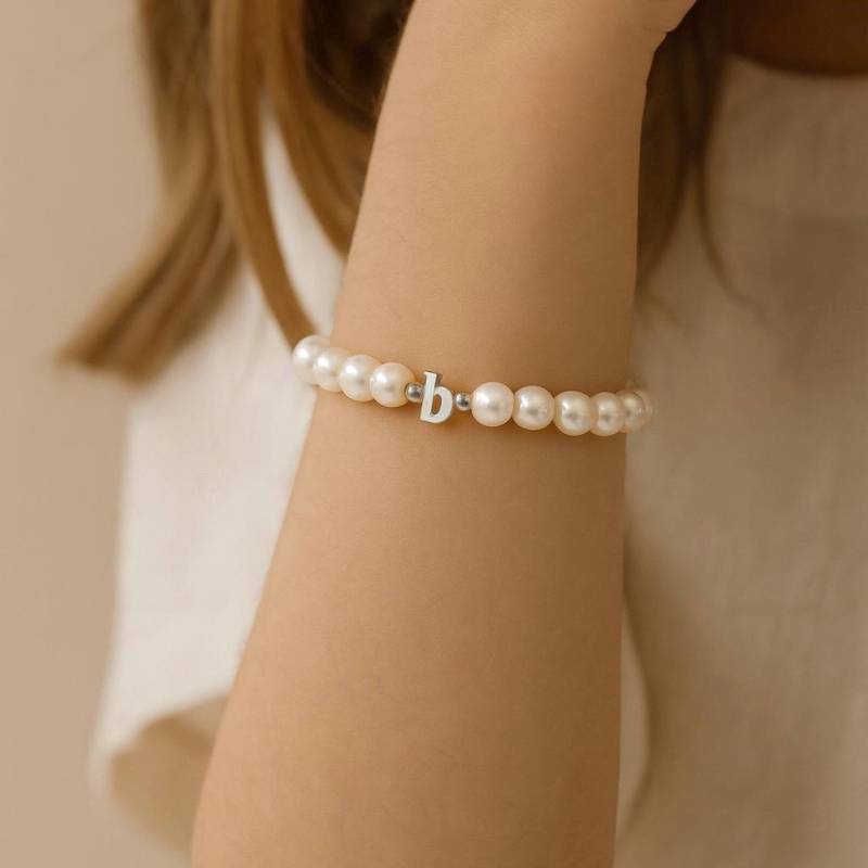 Kinder Silber Initial Armband in Kleinbuchstaben Auf Stretch Schnur, Blumenmädchen Geschenk, Personalisierte Armband-Baby Kind Säugling von Gemnotic