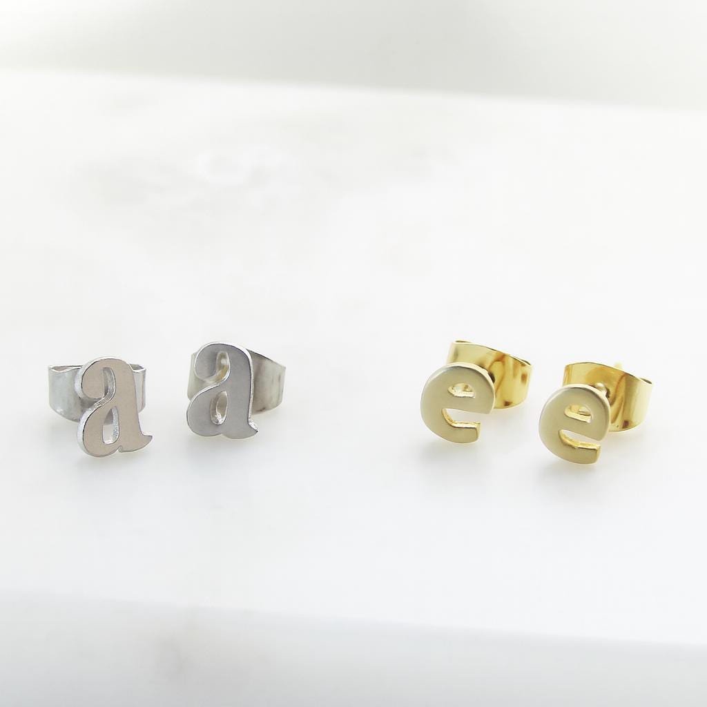 Kleinbuchstaben Initial Ohrstecker //sterling Silber Oder Gold // Knorpel Paar Buchstaben Ohrringe Brautjungfer Geschenk Kleiner von Gemnotic