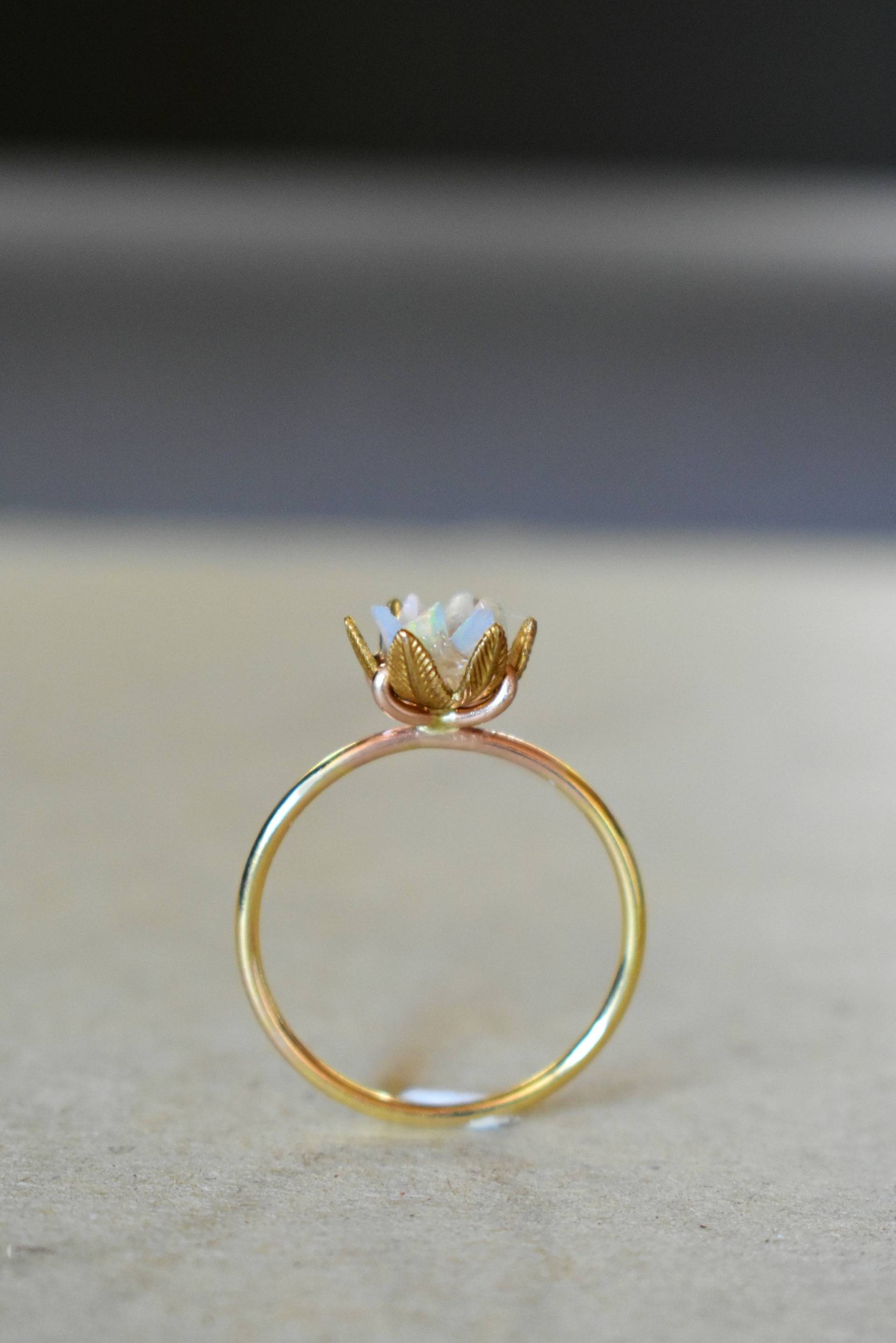 Einzigartiger Opal Ring, Lotus Blume Ring in Gelb Gold Füllen, Ungeschnittener Verlobungsring, Roher Feueropal Schmuck Frauen, Oktober Geburtsstein von Gemologies