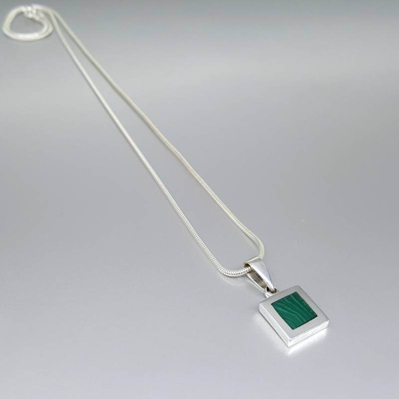 Anhänger Malachit Mit Silber Einzigartiges Geschenk Für Sie Oder Ihn Grüner Edelstein Quadrat Modernes Design Intarsienarbeit Silberkette Herren von GemoryDesign
