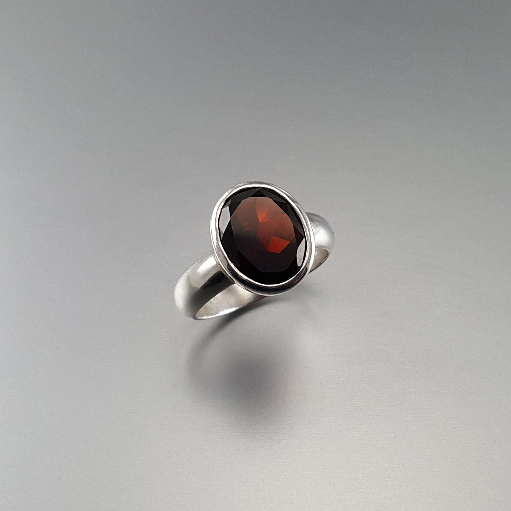 Ein Ausdruck Der Liebe. Geschliffener Unbehandelter Granat Ring, in Sterling Silber Gefasst von GemoryDesign