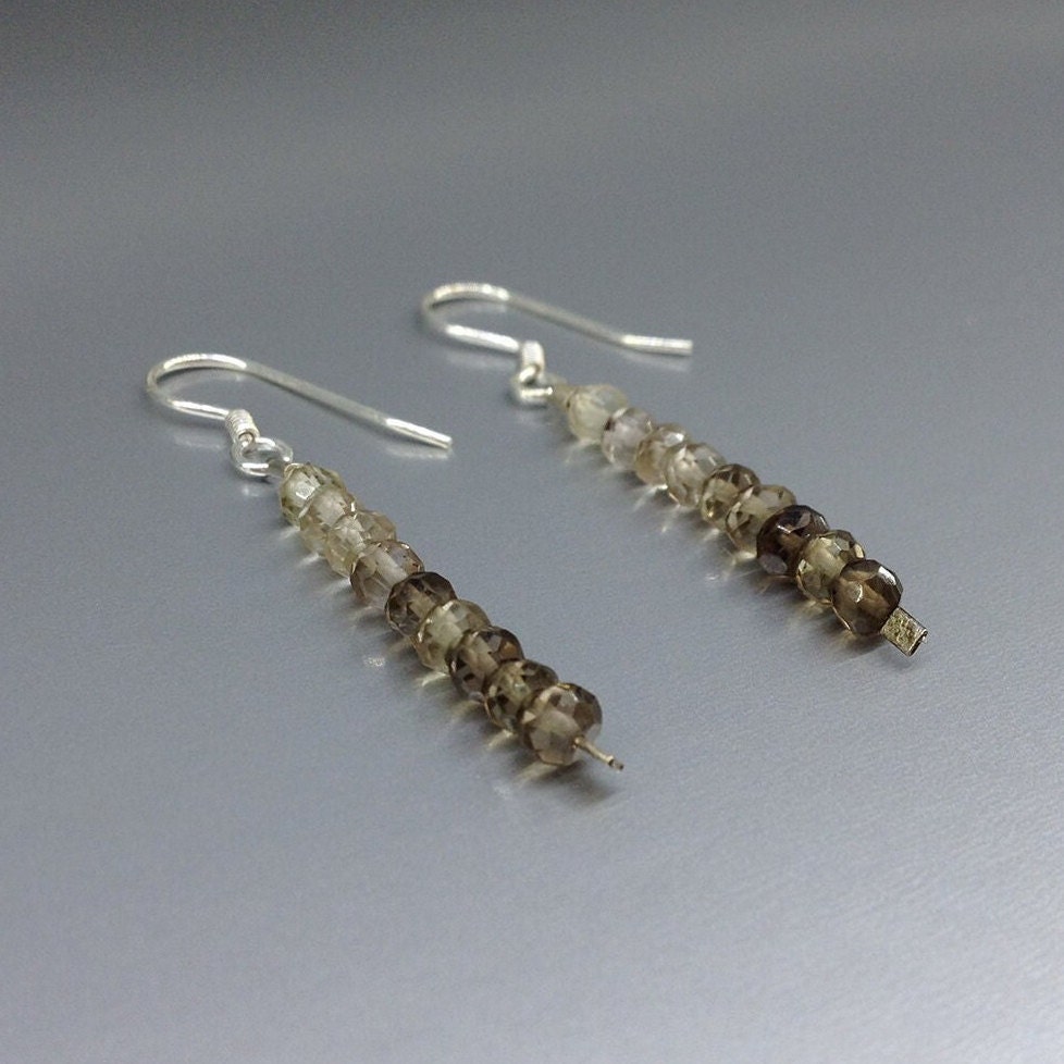 Ombre Rauchquarz Ohrgehänge Mit Sterlingsilber Schattierte Töne Von Dunkel Zu Hell Geschenkidee Für Sie Unbehandelter Edelstein Ombre Rauchquarz Ohrgehänge Mit Sterlingsilber Schattierte Töne Von Dunkel Zu Hell Geschenkidee Für Sie Unbehandelter Edelstein von GemoryDesign