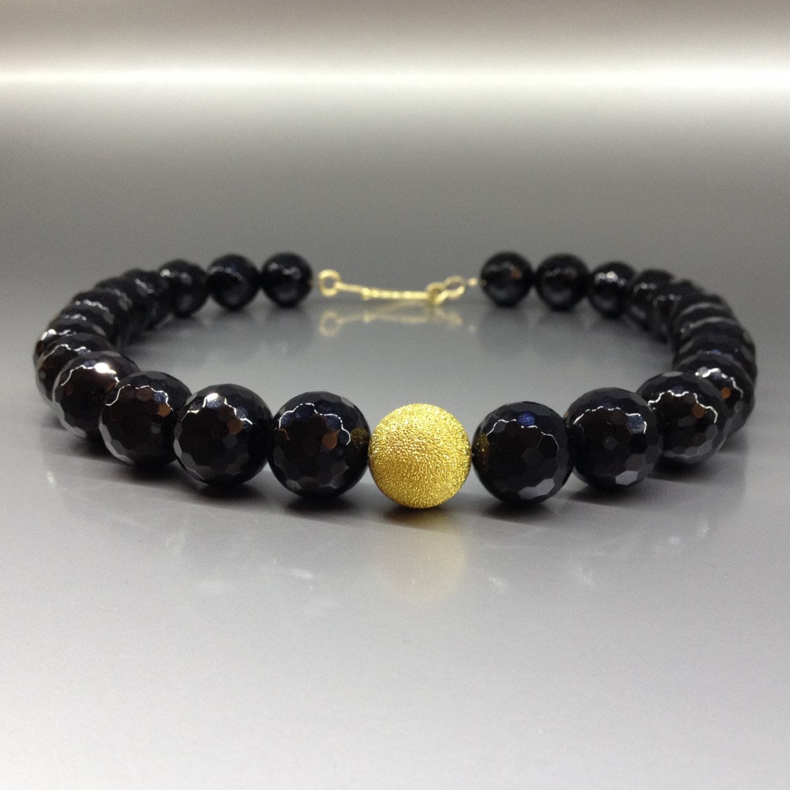 Onyx Statement-Halskette - Schwarzer Facettierter Edelstein Und Goldperlenschmuck, Naturstein, Einzigartiges Geschenk Für Sie, Halskette Zum von GemoryDesign