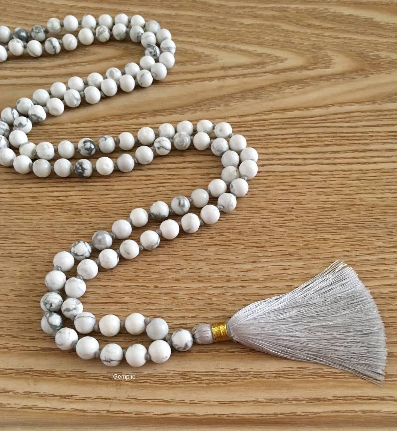Howlite Mala Halskette 8-9 Mm, Geknotete 108 Perlen, Weißer Edelstein Halskette, Quaste Mala, Meditation Gebetsperle von GempireIN