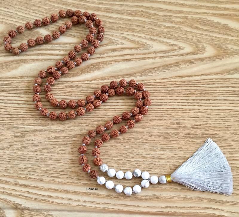 Howlite Mala - Rudraksha Perlen Halskette 108 Gebetsperlen Geknotete Quastenkette, Halskette, Yoga Meditation Japa von GempireIN