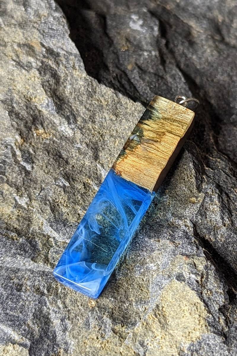 Schmuckanhänger Aus Holz Und Epoxidharz - Blau von Gempoxy