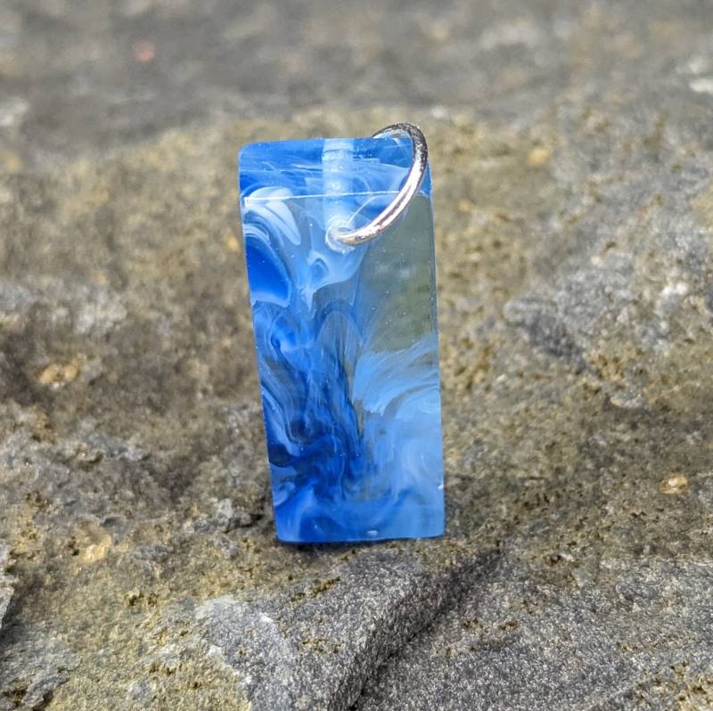 Schmuckanhänger Aus Holz Und Epoxidharz - Blau von Gempoxy