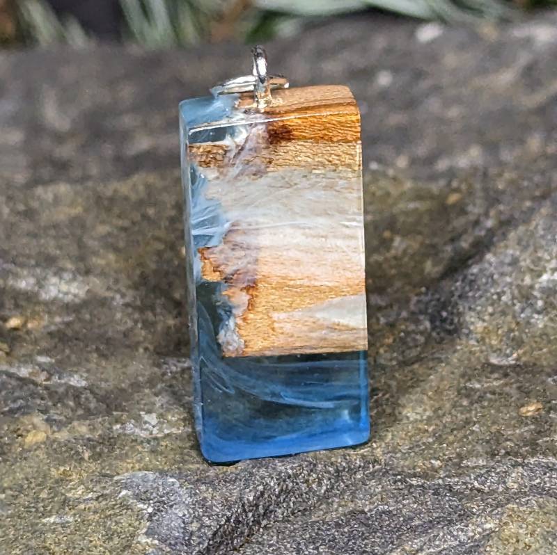 Schmuckanhänger Aus Holz Und Epoxidharz - Hellblau-Weiß von Gempoxy