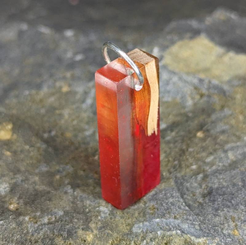 Schmuckanhänger Aus Holz Und Epoxidharz - Rot von Gempoxy