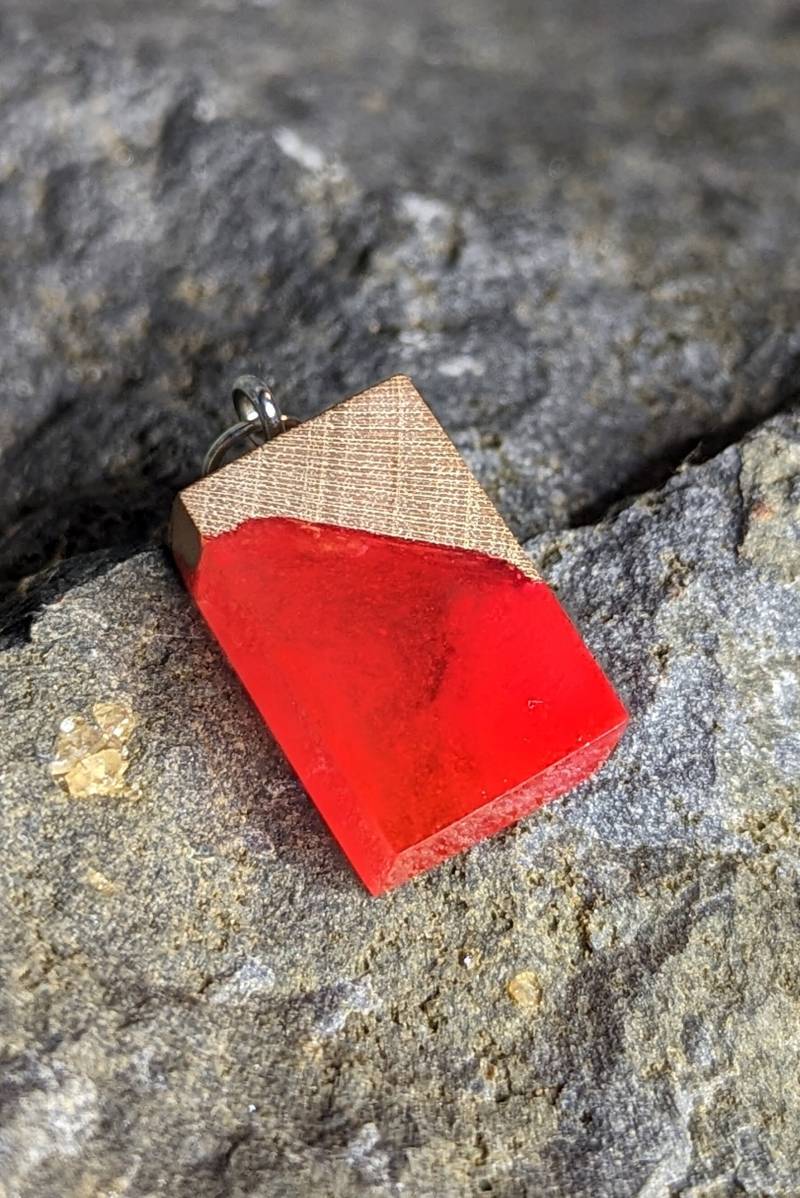 Schmuckanhänger Aus Holz Und Epoxidharz - Rot von Gempoxy