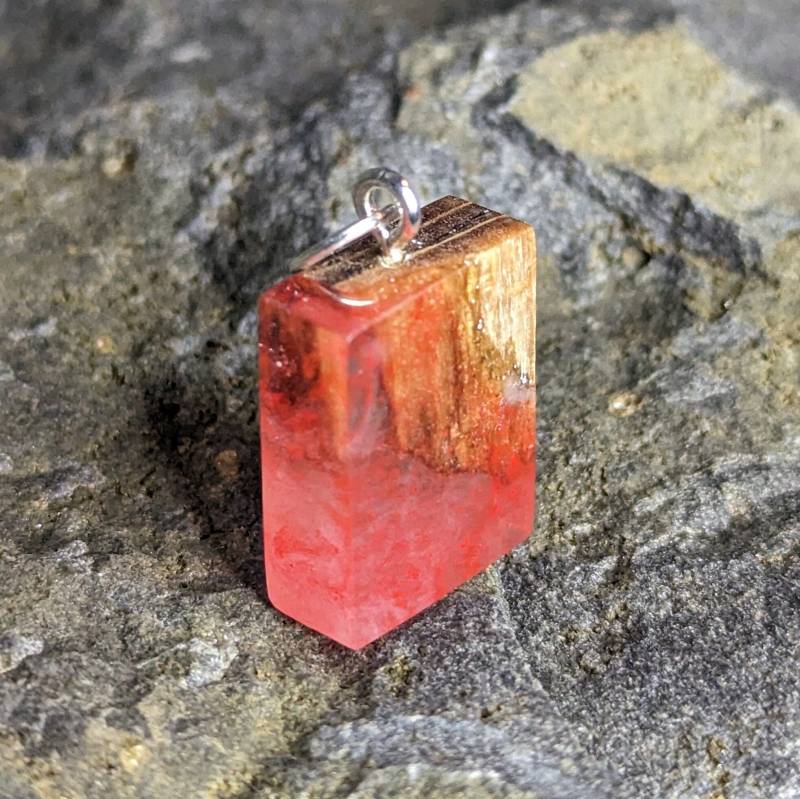 Schmuckanhänger Aus Holz Und Epoxidharz - Rot von Gempoxy