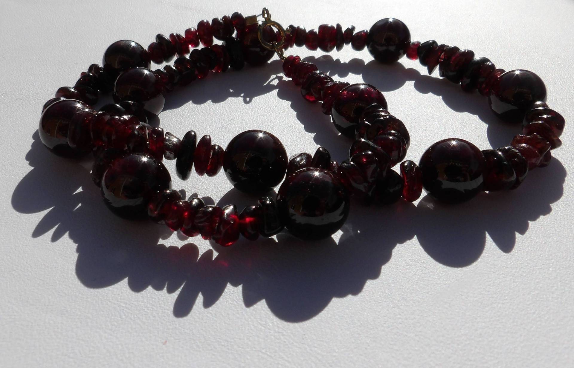 Granat Halskette Mit Gold Beschichteten Sterling Silberverschluss von GemsByMaz