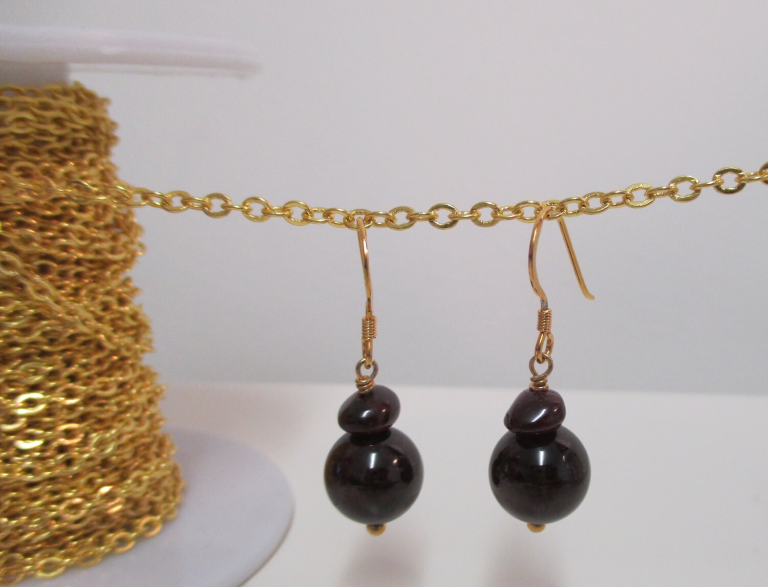 Granat Und Gold Beschichtet Sterling Silber Ohrringe von GemsByMaz