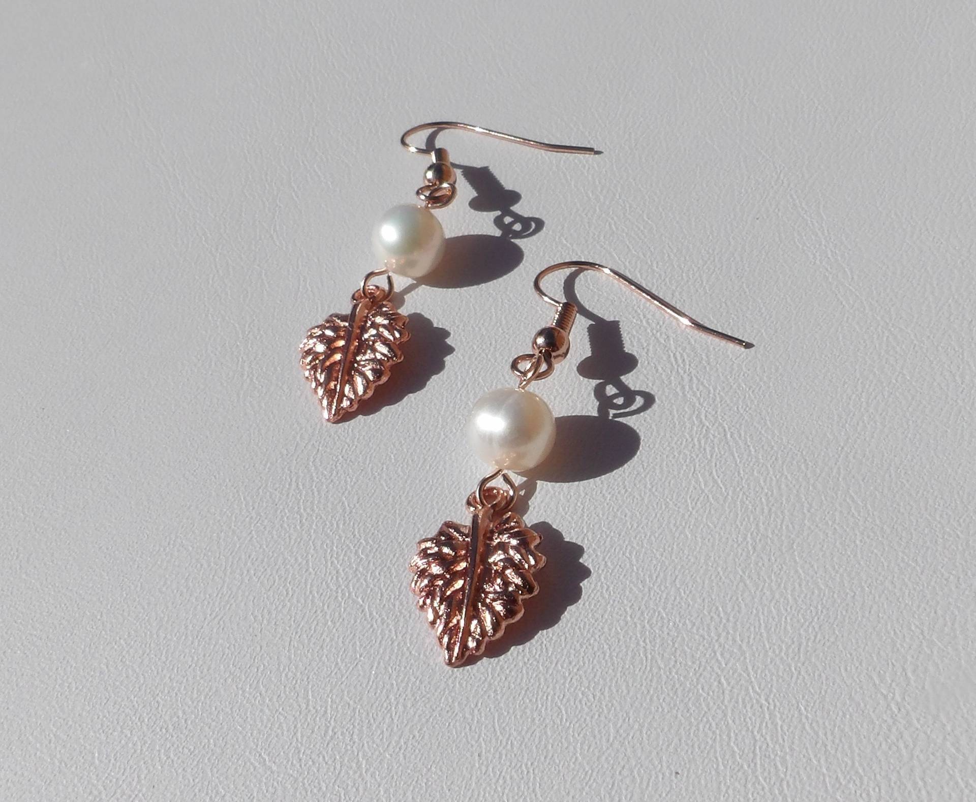 Perle Und Blatt Ohrringe von GemsByMaz