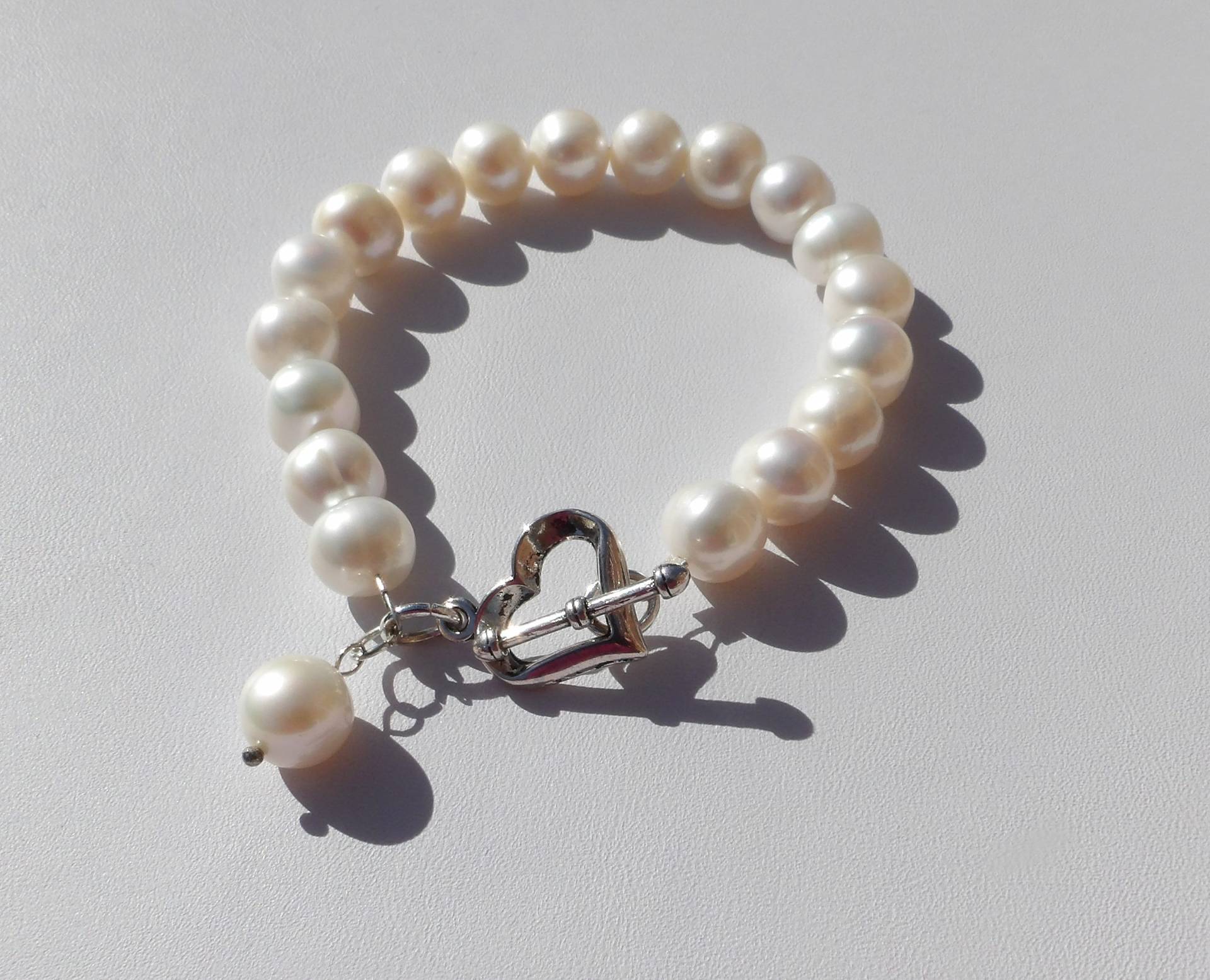 Perlenarmband Mit Herz-Knebel Und Charme von GemsByMaz