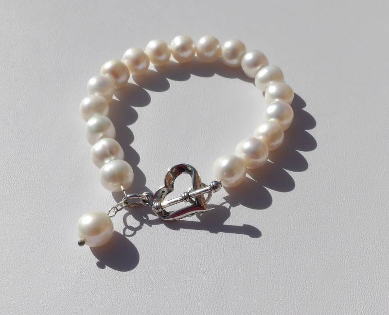 Perlenarmband Mit Herz-Knebel Und Charme Perlenarmband Mit Herz-Knebel Und Charme von GemsByMaz