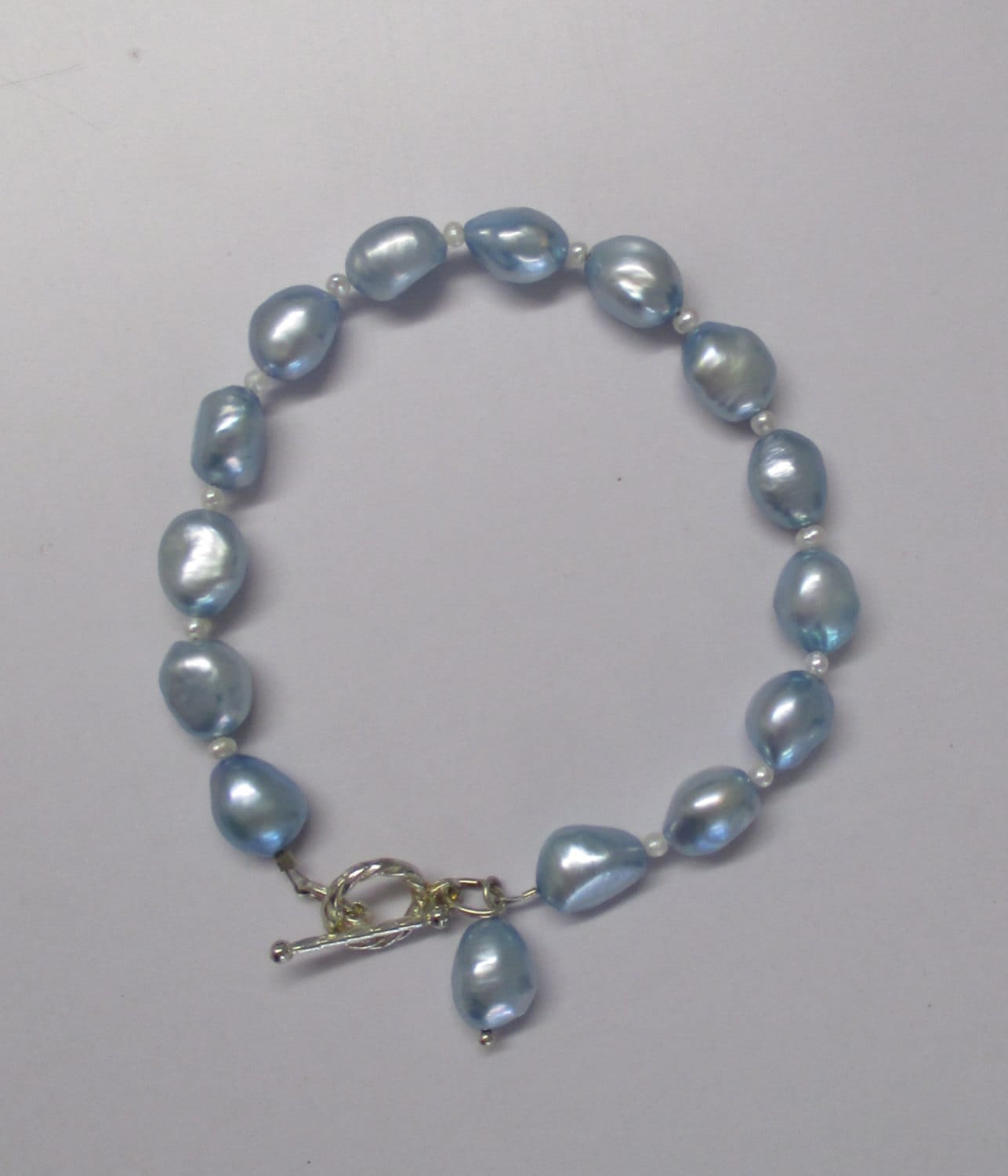 Perlenarmband Mit Knebelverschluss Und Charme von GemsByMaz
