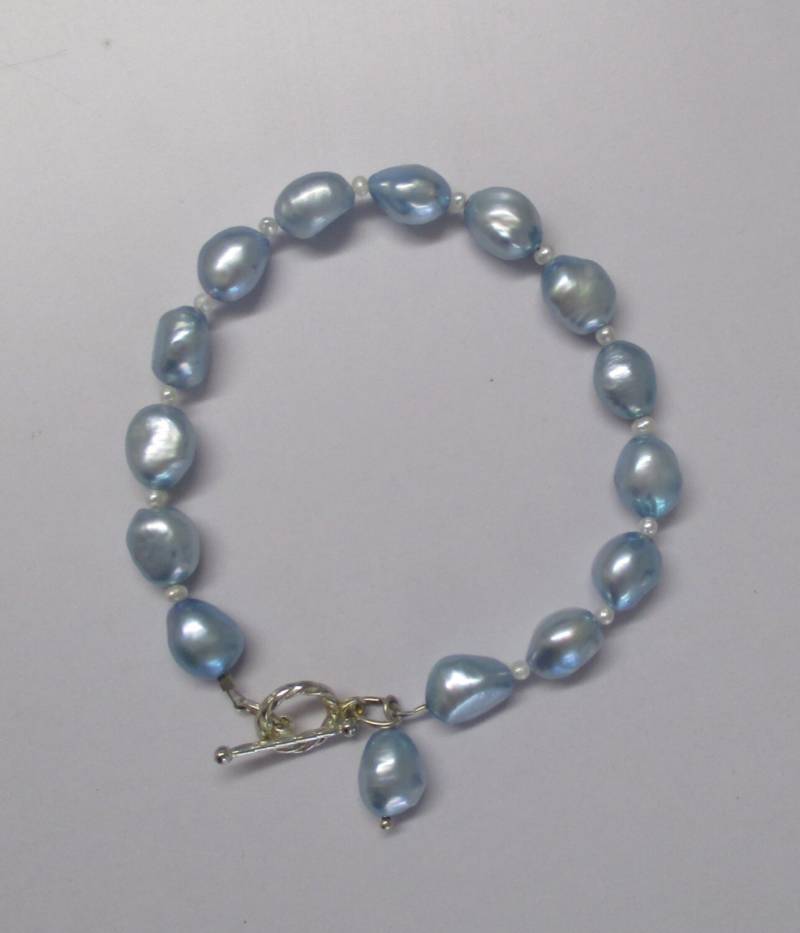 Perlenarmband Mit Knebelverschluss Und Charme Perlenarmband Mit Knebelverschluss Und Charme von GemsByMaz