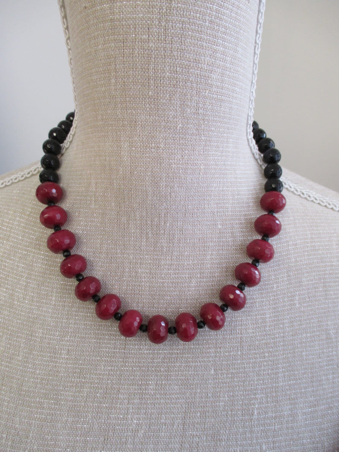 Roter Quarzit Und Schwarz Achat Halskette Mit Gold Beschichtet Sterling Silber Verschluss von GemsByMaz