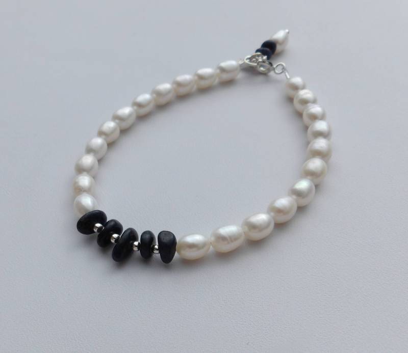 Saphir Und Perle Armband Mit Charme Saphir Und Perle Armband Mit Charme von GemsByMaz