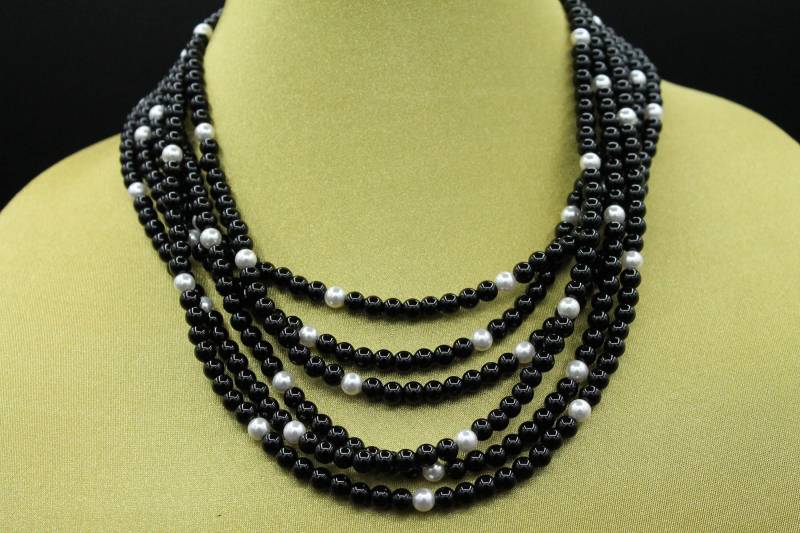 Handgemachte Halskette Aus Schwarzem Jaspis Und Weißen Perlen von GemsEternity