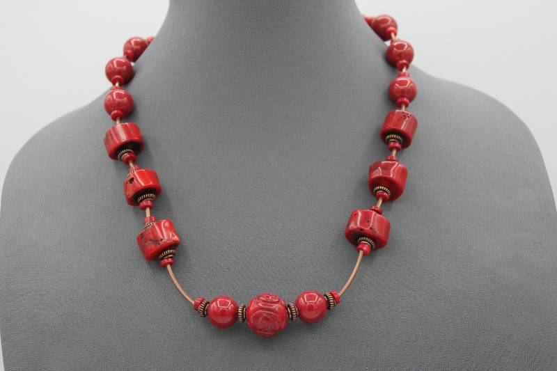 Handgemachte Perlenbesetzte Korallenkette Handgemachte Perlenbesetzte Korallenkette von GemsEternity