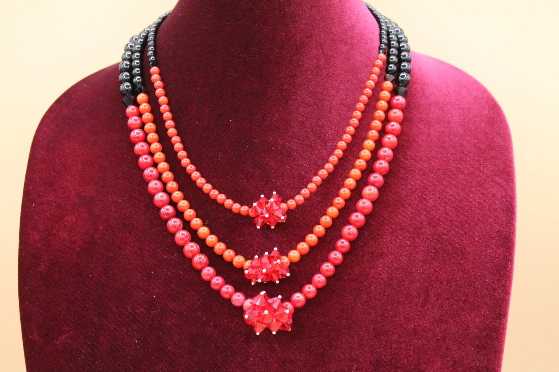 Handgemachte Rote Halskette, Onyx Und Bambuskoralle, Swarovski-Kristalle Handgemachte Rote Halskette, Onyx Und Bambuskoralle, Swarovski-Kristalle von GemsEternity