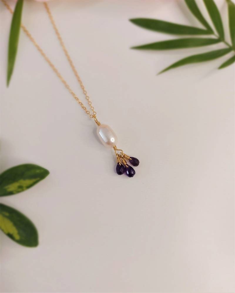 14K Gold-Filled Halskette Mit Süßwasserperlen Und Amethyst von GemsJewelsbyAnni