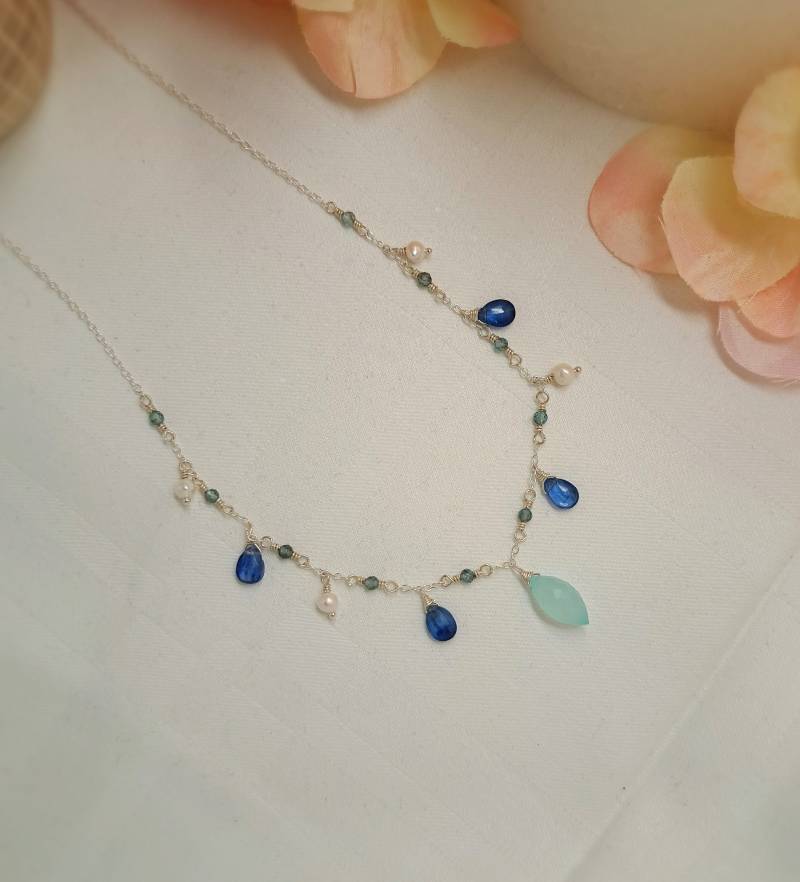 925 Sterling Silber Chalzedon-Halskette Mit Kyanit, Süßwasserperlen Und Apatit von GemsJewelsbyAnni