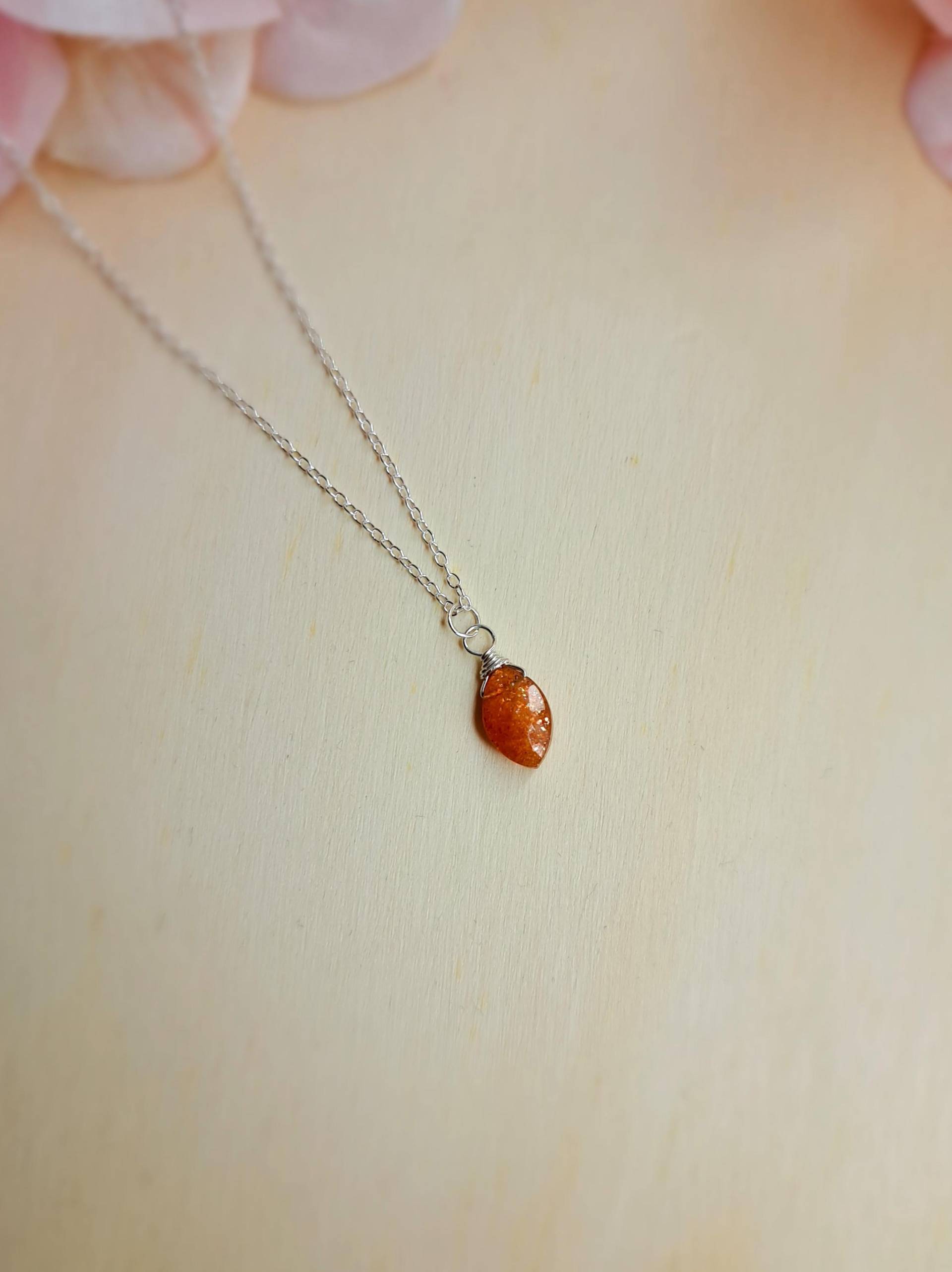 925 Sterling Silber Halskette Mit Sonnenstein-Anhänger von GemsJewelsbyAnni