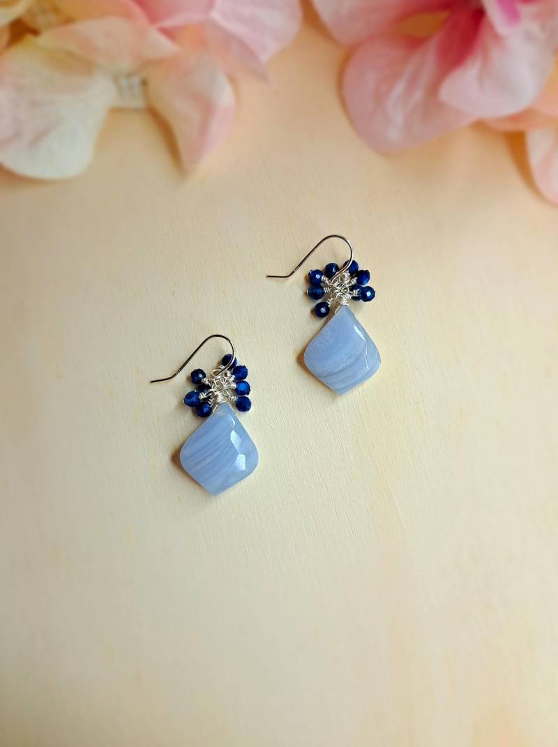 925 Sterling Silber Ohrringe Mit Blue Lace Achat Anhängern Und Kyanit von GemsJewelsbyAnni