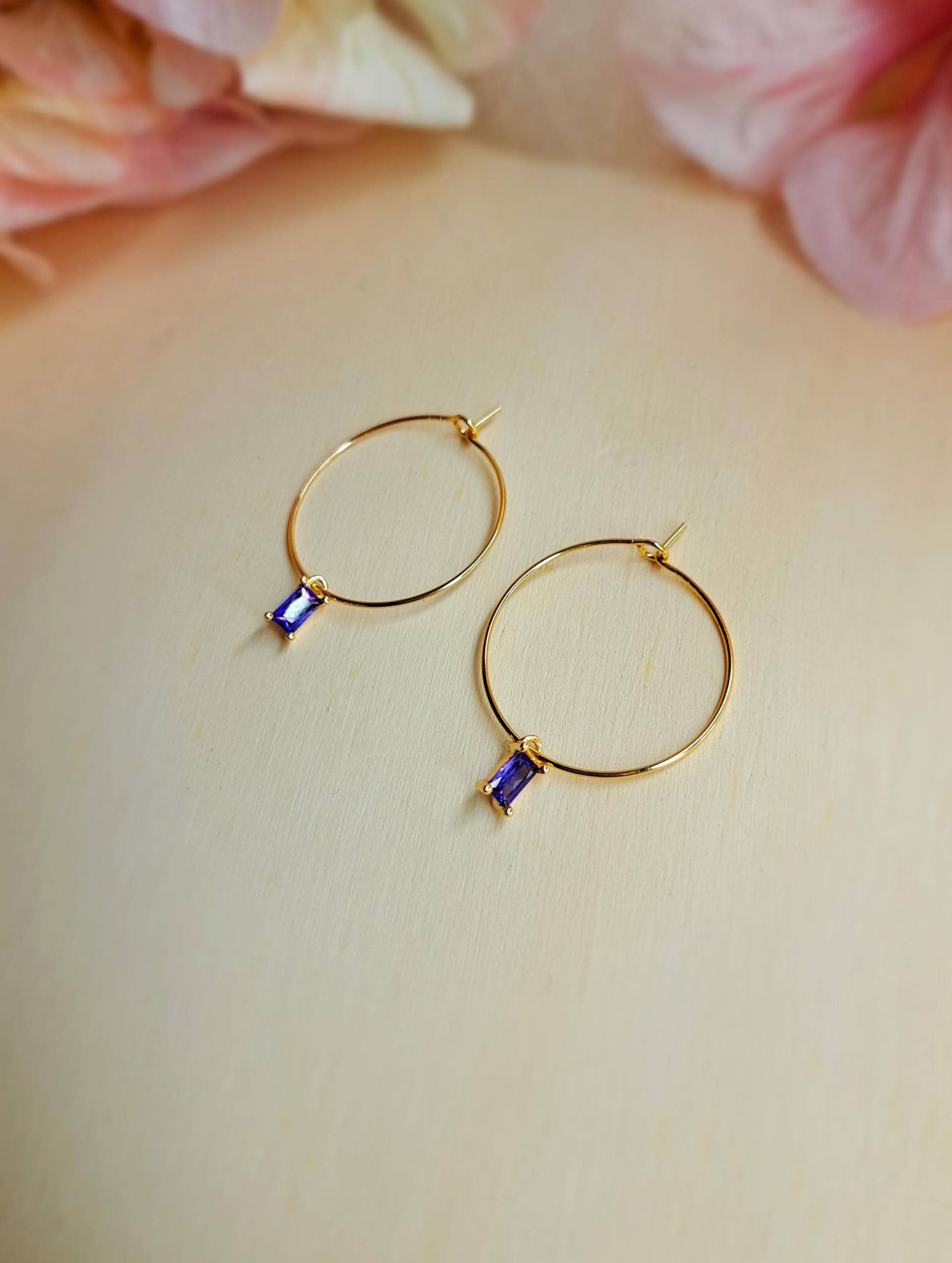 Dezente, Vergoldete Creolen Mit Lila Strassstein-Anhänger von GemsJewelsbyAnni