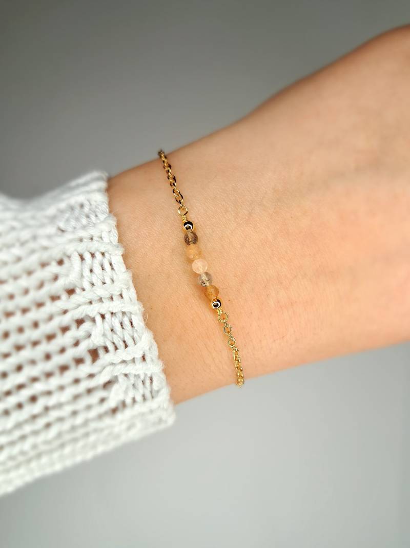 Dezentes, Vergoldetes Pfirsich-Mondstein Armband von GemsJewelsbyAnni