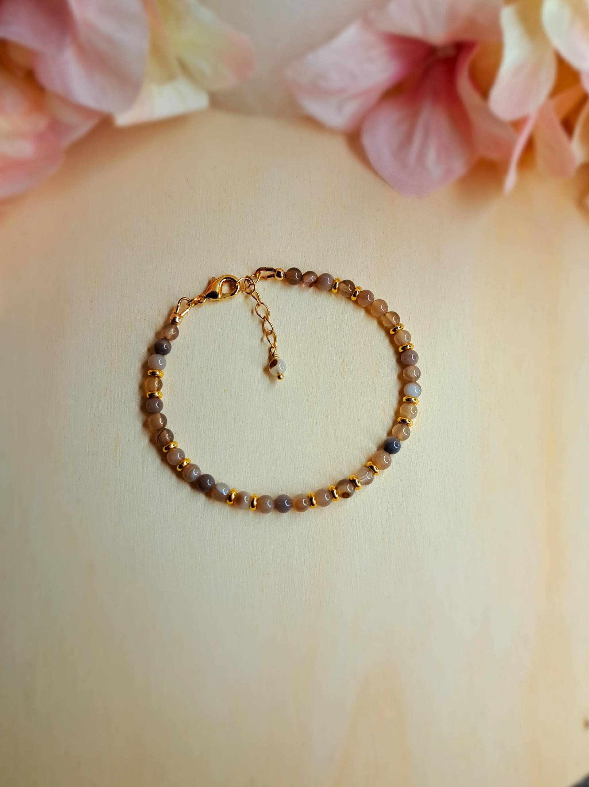 Perlenarmband Mit Achat Und Vergoldeten Akzenten von GemsJewelsbyAnni