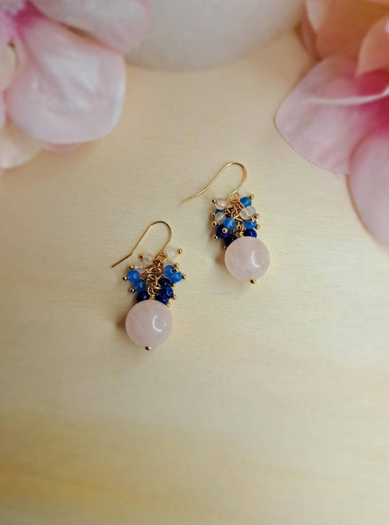 Vergoldete Rosenquarz-Ohrringe Mit Lapislazuli Und Achat von GemsJewelsbyAnni