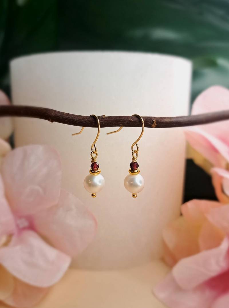 Vergoldete Süßwasserperlen-Ohrringe Mit Granat von GemsJewelsbyAnni