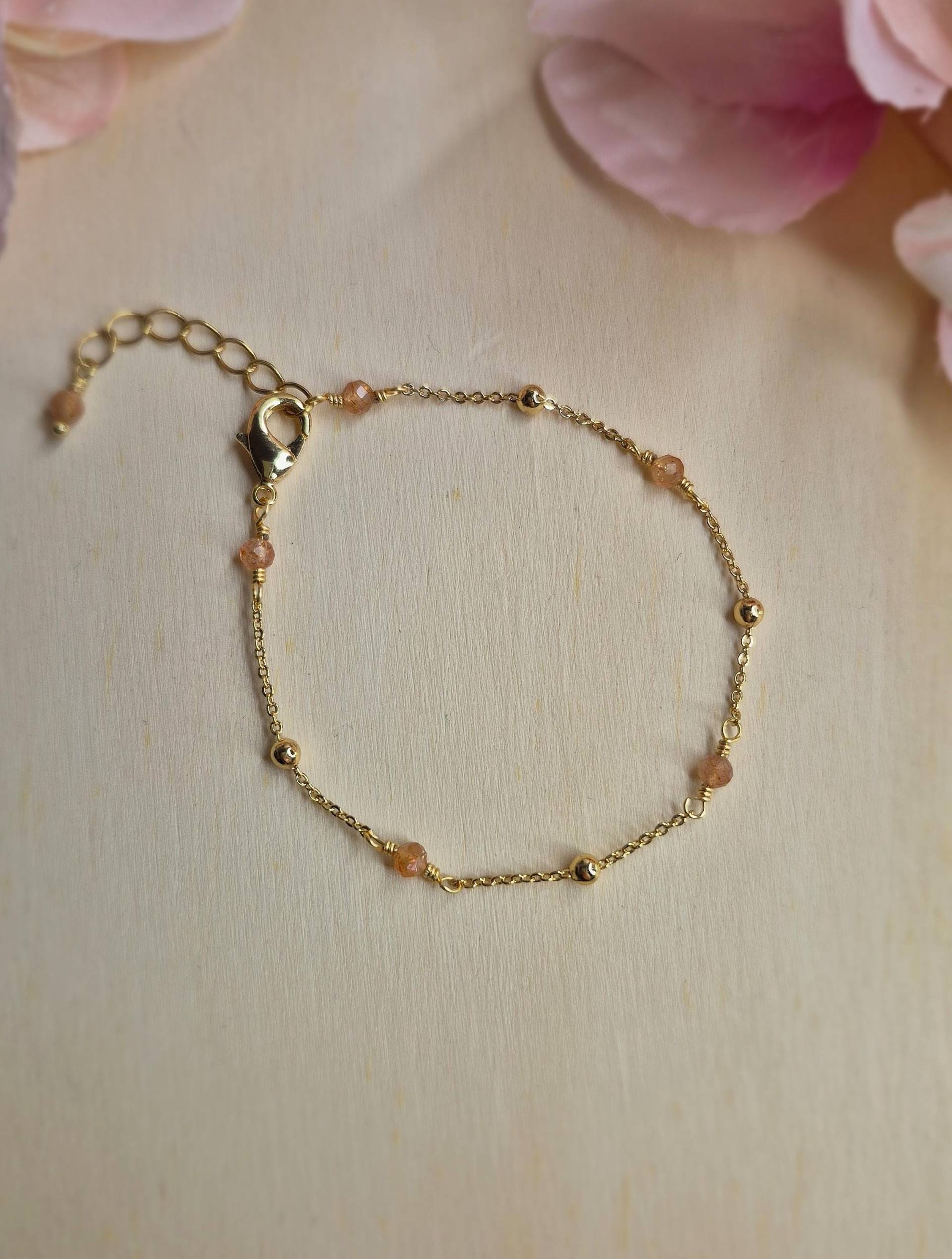 Vergoldetes, Dezentes Sonnenstein-Armband von GemsJewelsbyAnni