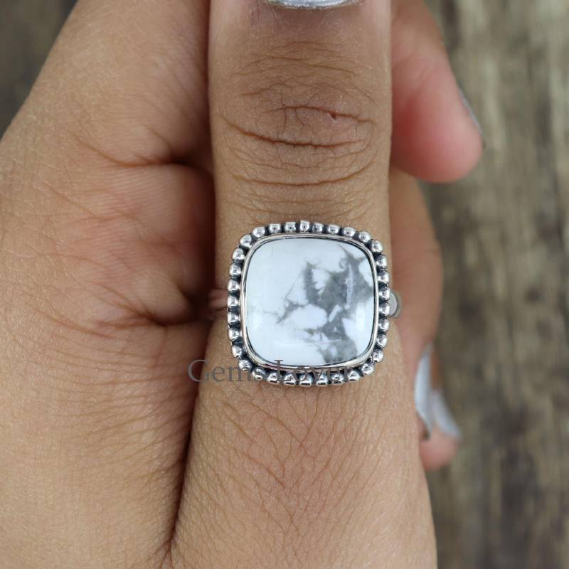 Howlith Ring, Sterling Silber Weißer Kissen Statement Weißer Stein Frauen Geschenk Edelstein Ring von GemsLoverArt