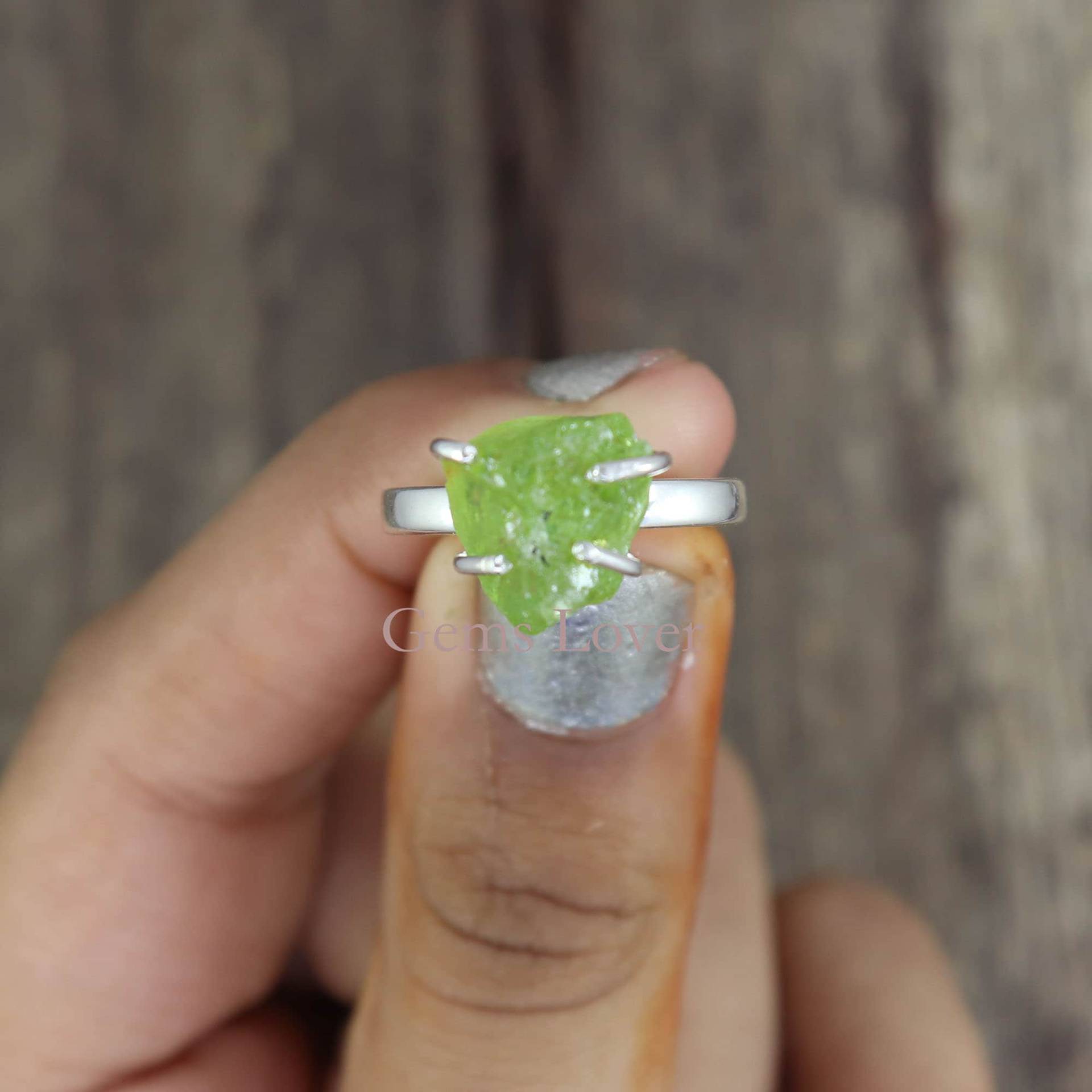 Natürlicher Roher Peridot Ring, 925 Sterling Silber Heilstein Frauen Ungeschliffener Rohedelstein Boho Geschenk Für Sie von GemsLoverArt