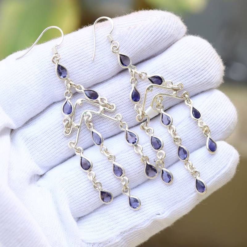 Adorable Semi Precious Iolith, Pear Cut Edelstein, Ethno Ohrringe, 925 Sterling Silber, Kronleuchter Design Lange Ohrringe von GemsNJewelryJaipur
