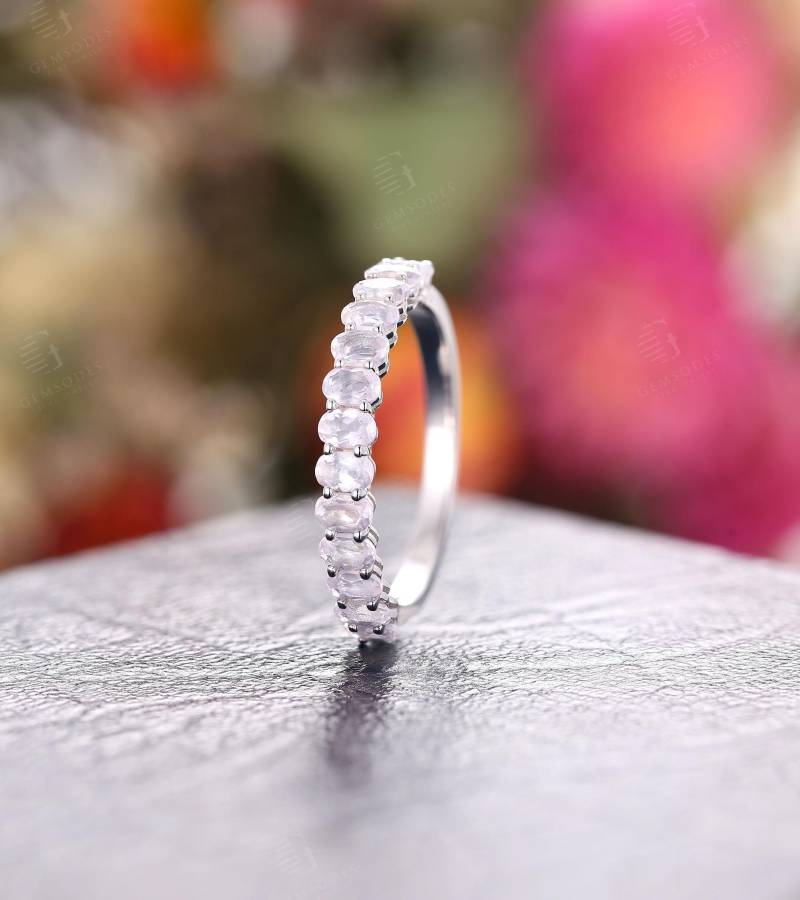 14K Gold Rosenquarz Ehering, Oval Quarz Halb Eternity Ring, Stapelbarer Braut Einfacher Jubiläumsversprechen Ring von GemsOdes