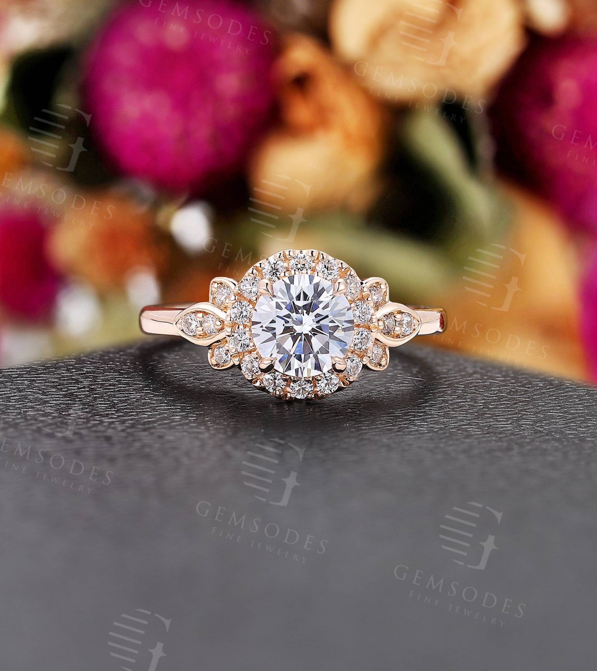 6.5mm Runde Moissanite Verlobungsring Vintage Rose Gold Ring Halo/Diamant Cluster Antiker Jubiläumsring von GemsOdes