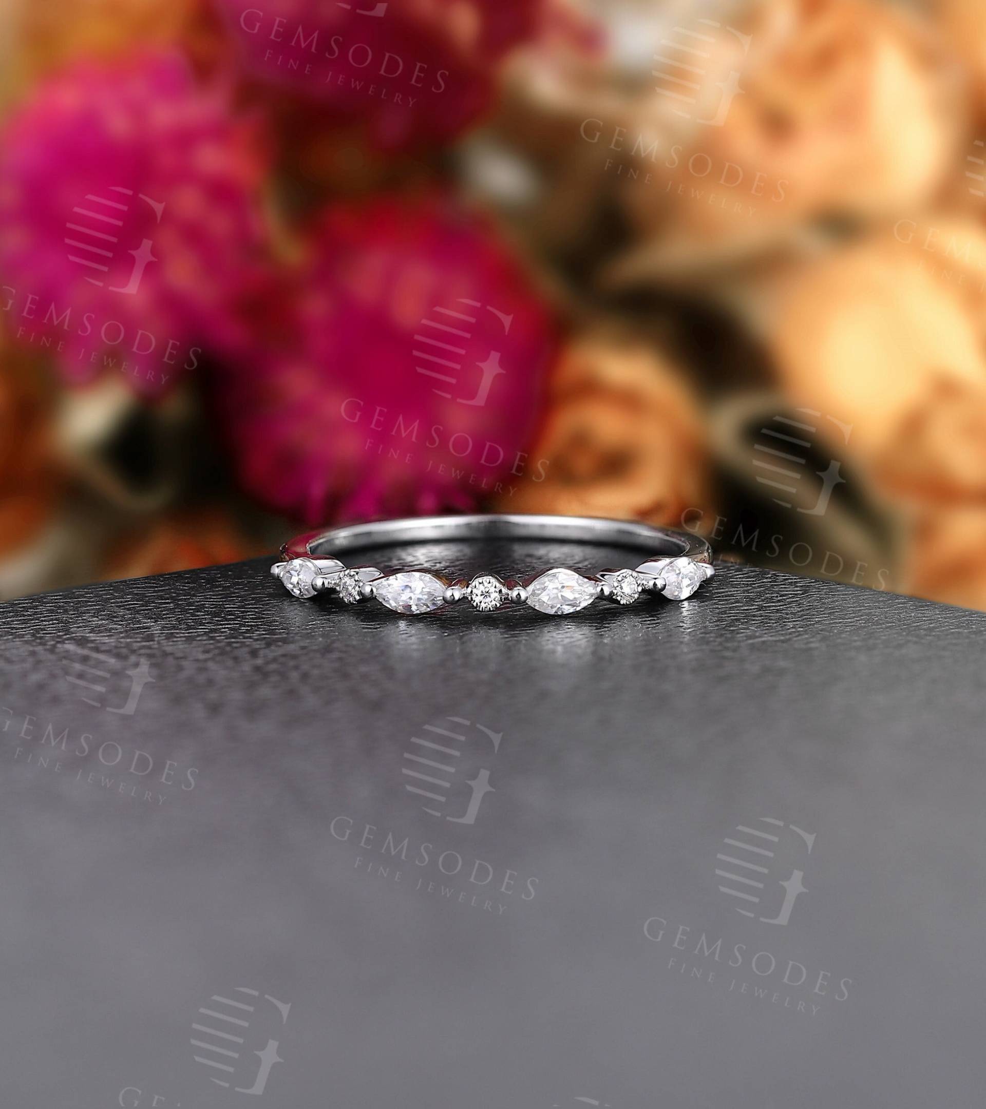 Antik Moissanit Ehering Weiß Gold Ring, Vintage Stapelring Art Deco Marquise Schliff, Verlobung Jahrestag Ring von GemsOdes