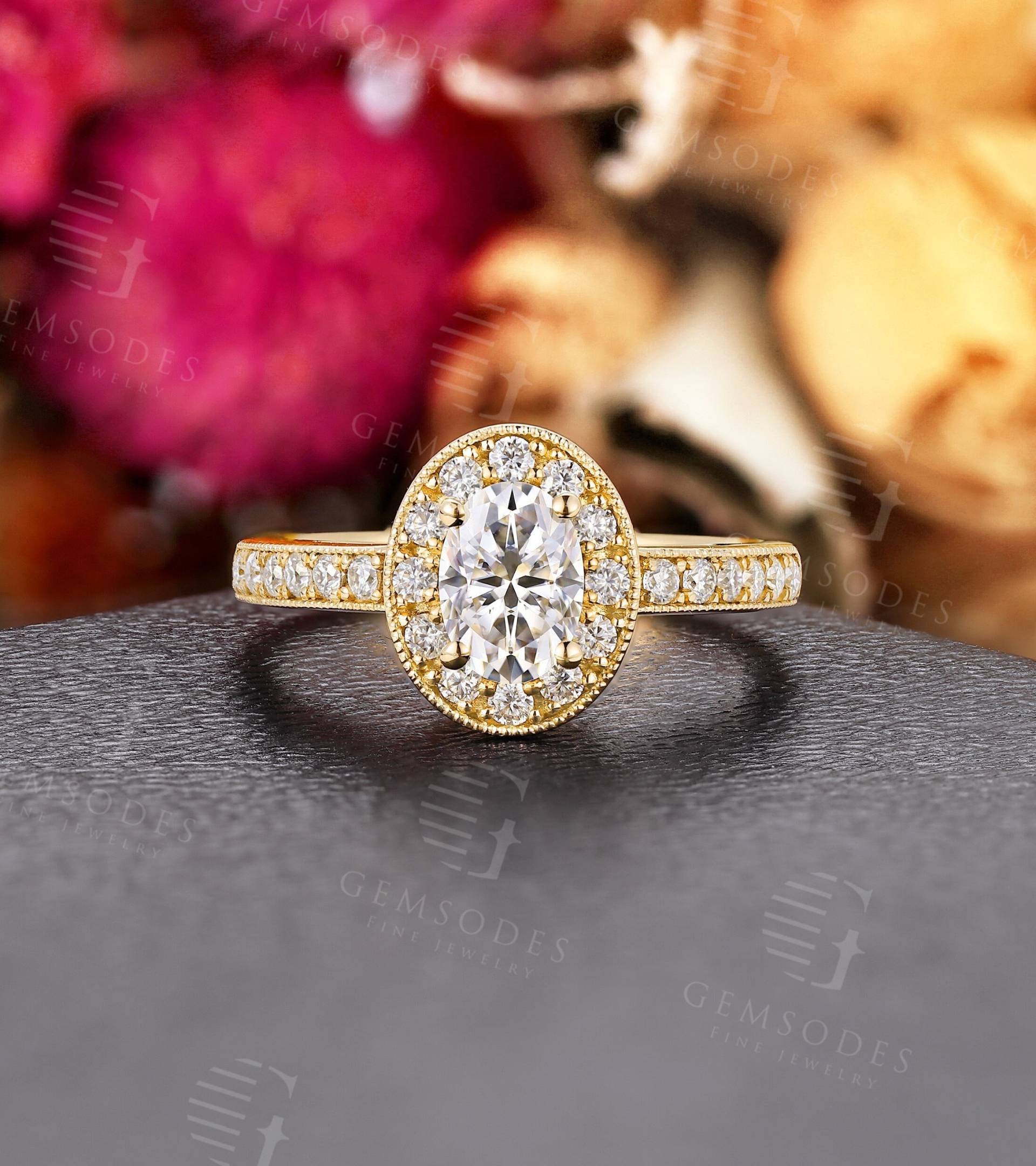 Antike Ovale Form Moissanite Verlobungsring Milgrain Gelbgold Halbe Ewigkeit Ebnen Band Rose Gold Halo Set Ring von GemsOdes