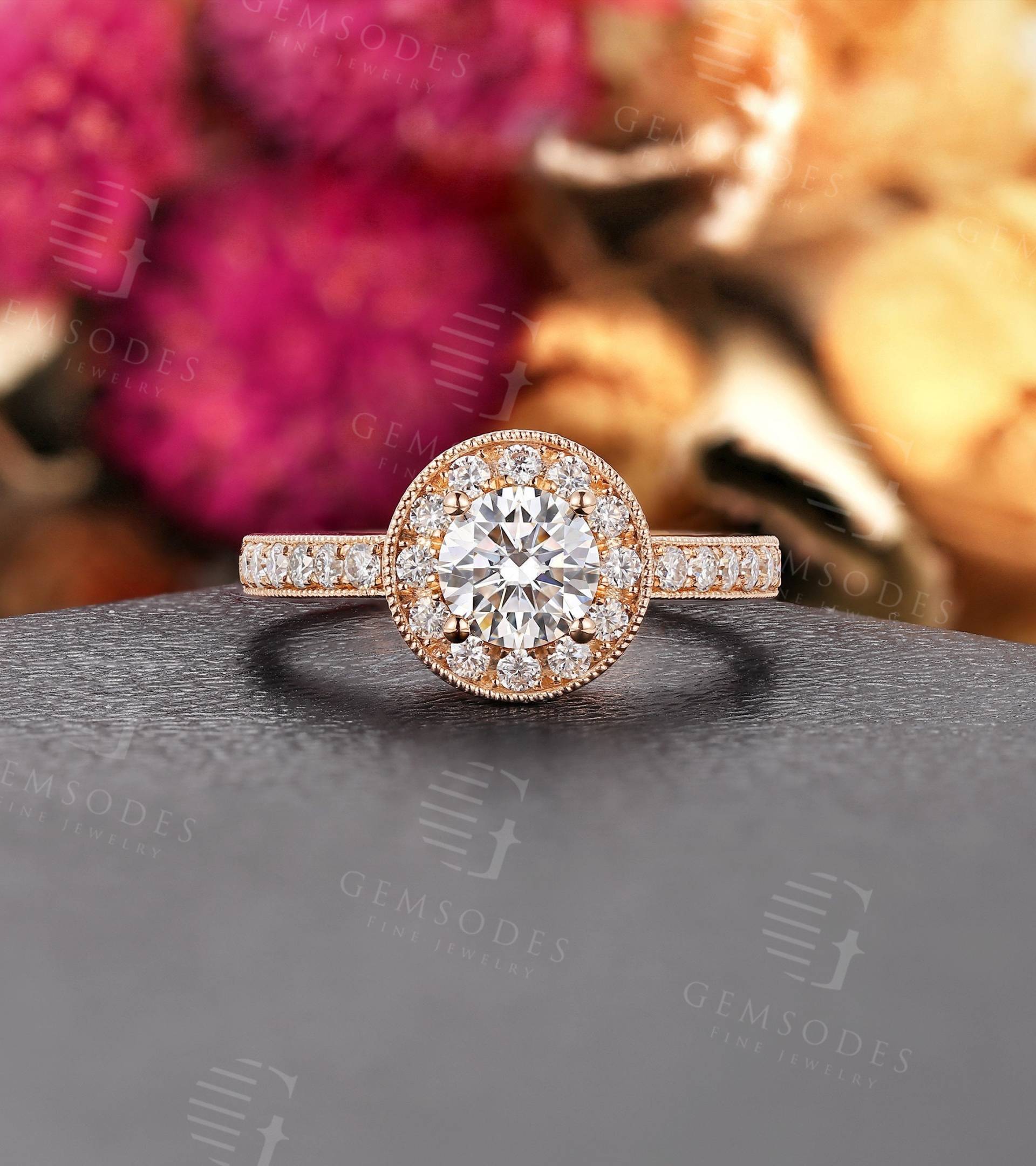 Antike Runde Form Moissanite Verlobungsring Rose Gold Half Eternity Pave Band Milgrain Ring Halo Gelbgold von GemsOdes