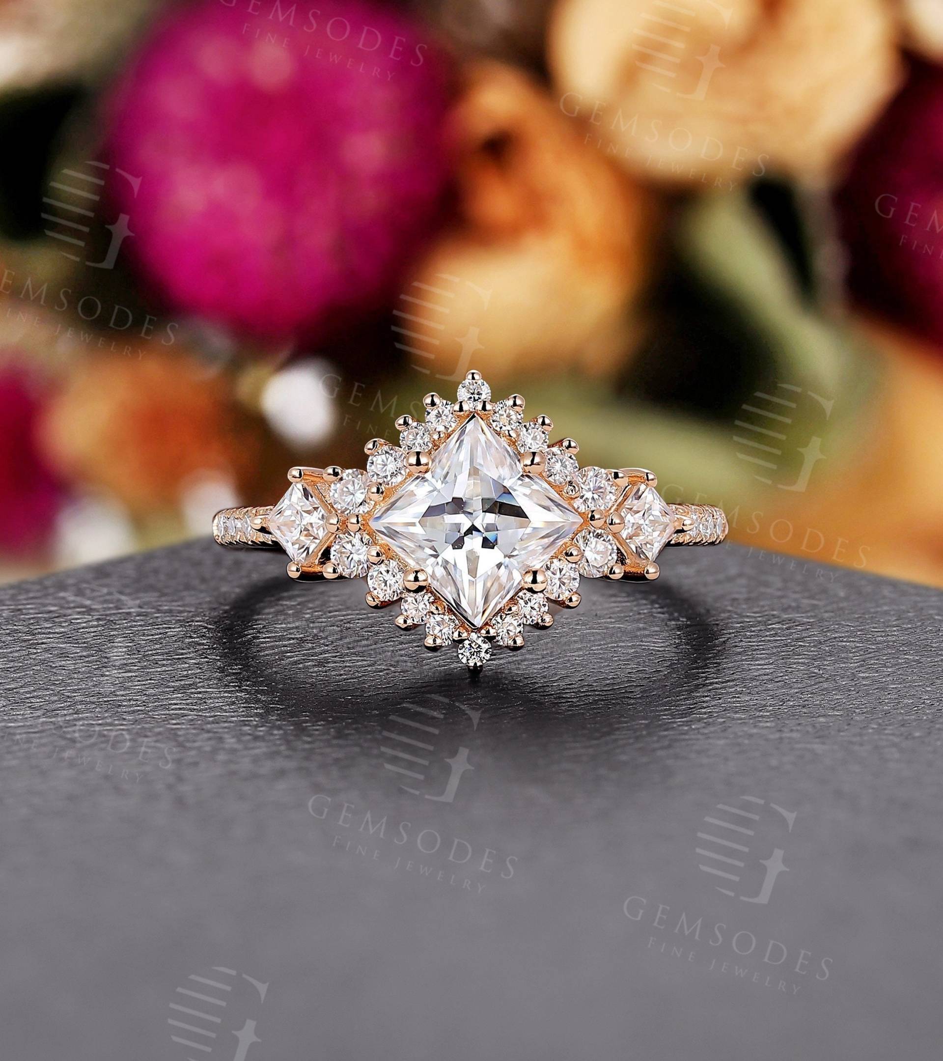 Art Deco Moissanit Verlobungsring Rosegold Cluster Ring Princess Cut Diamant Gelbgold Prong Set von GemsOdes