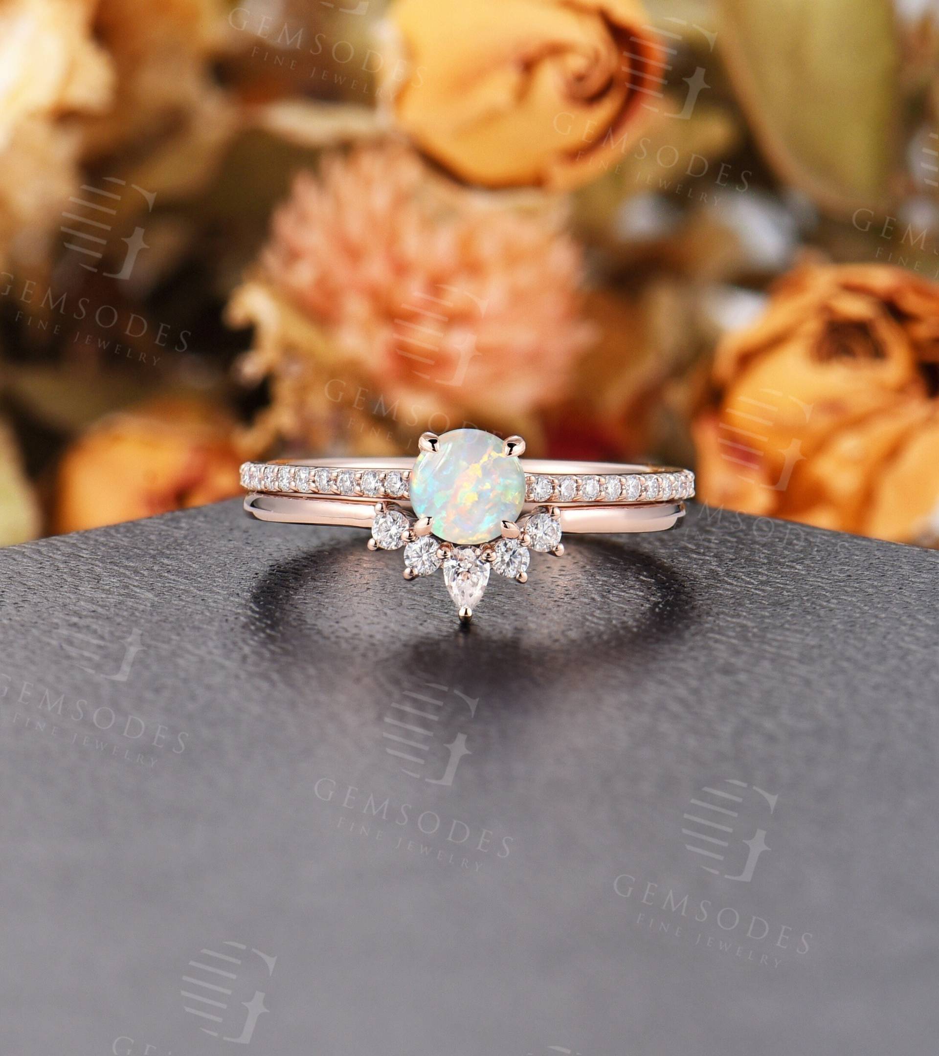 Art Deco Opal Verlobungsring, Rundschliff Ehering, Diamant/Moissanite Ring Halb Eternity Hochzeit Set, Braut Jahrestag Set von GemsOdes