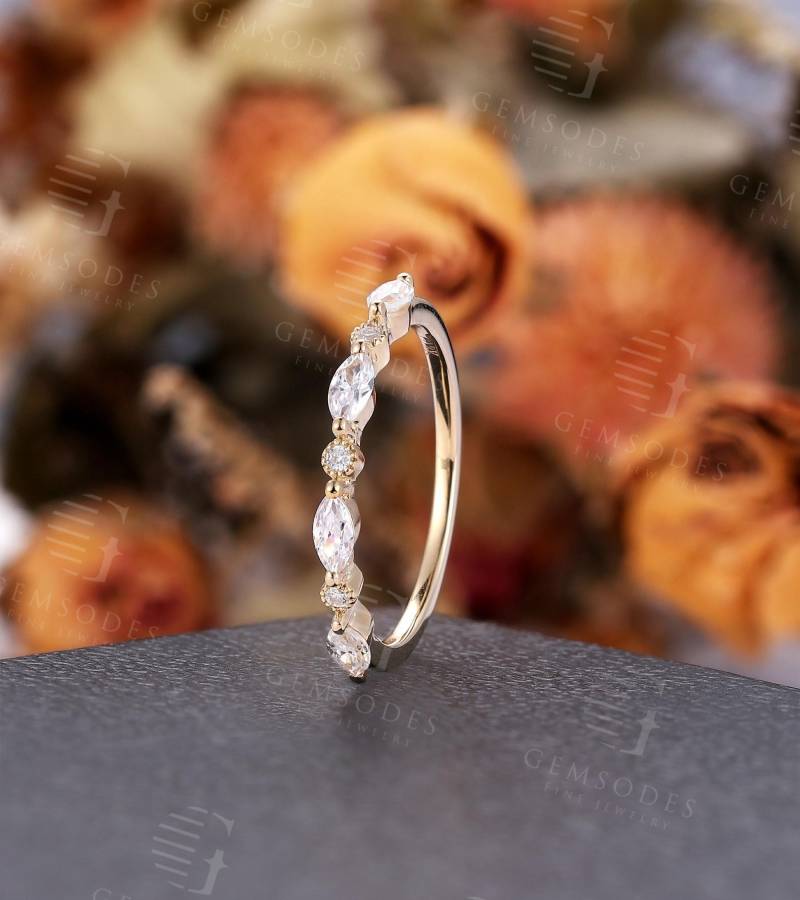 Einzigartiger Moissanite Wedding Band, Frauen Marquise Cut Diamant Ring, Zarte Weißgold Stapeln Versprechen Jubiläum Ring Schmuck von GemsOdes