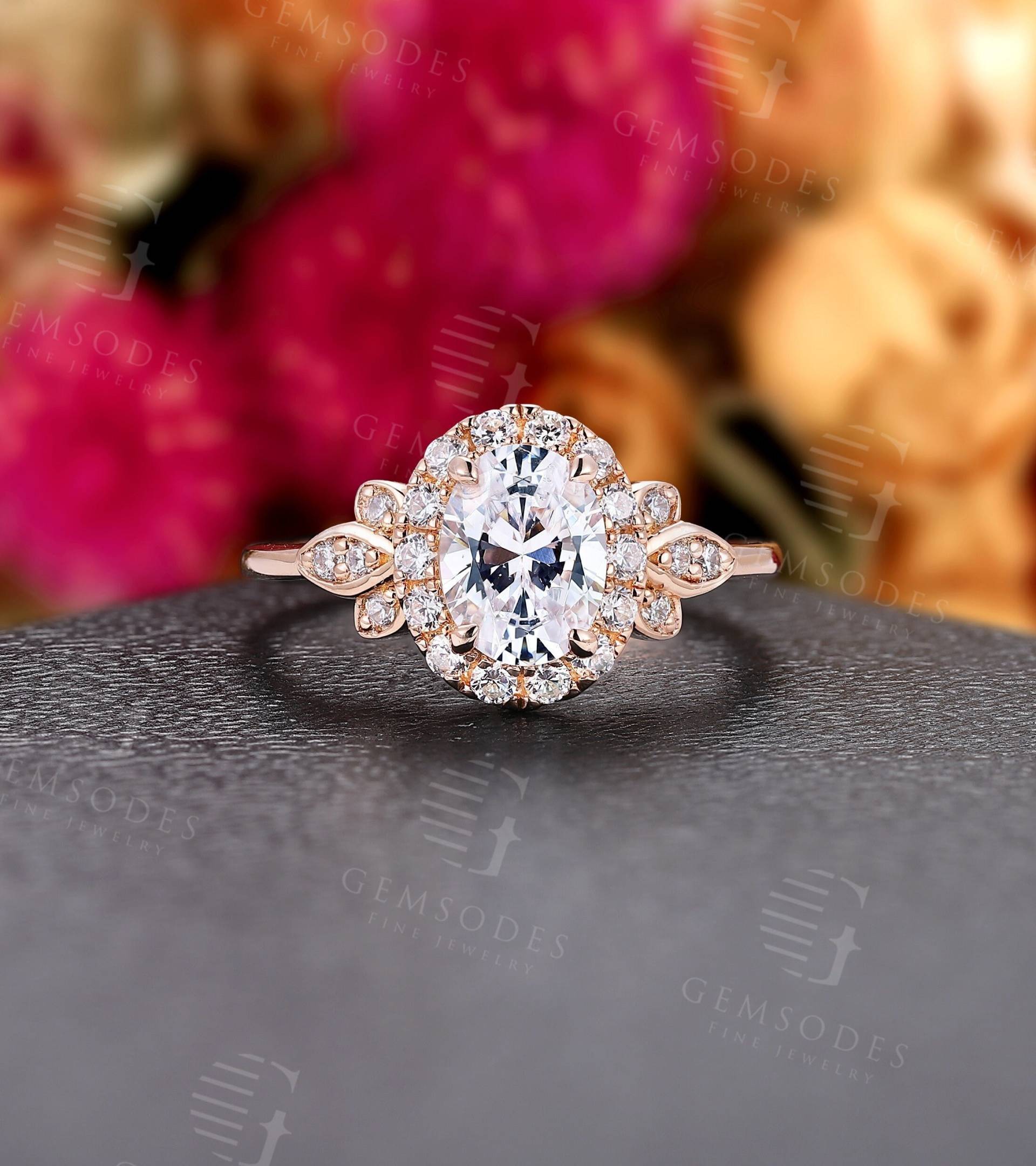 Halo Moissanite Verlobungsring Ovalschliff Roségoldring Runde Cluster Diamantring Klauenzinkenset Weißgoldseitensteinring von GemsOdes