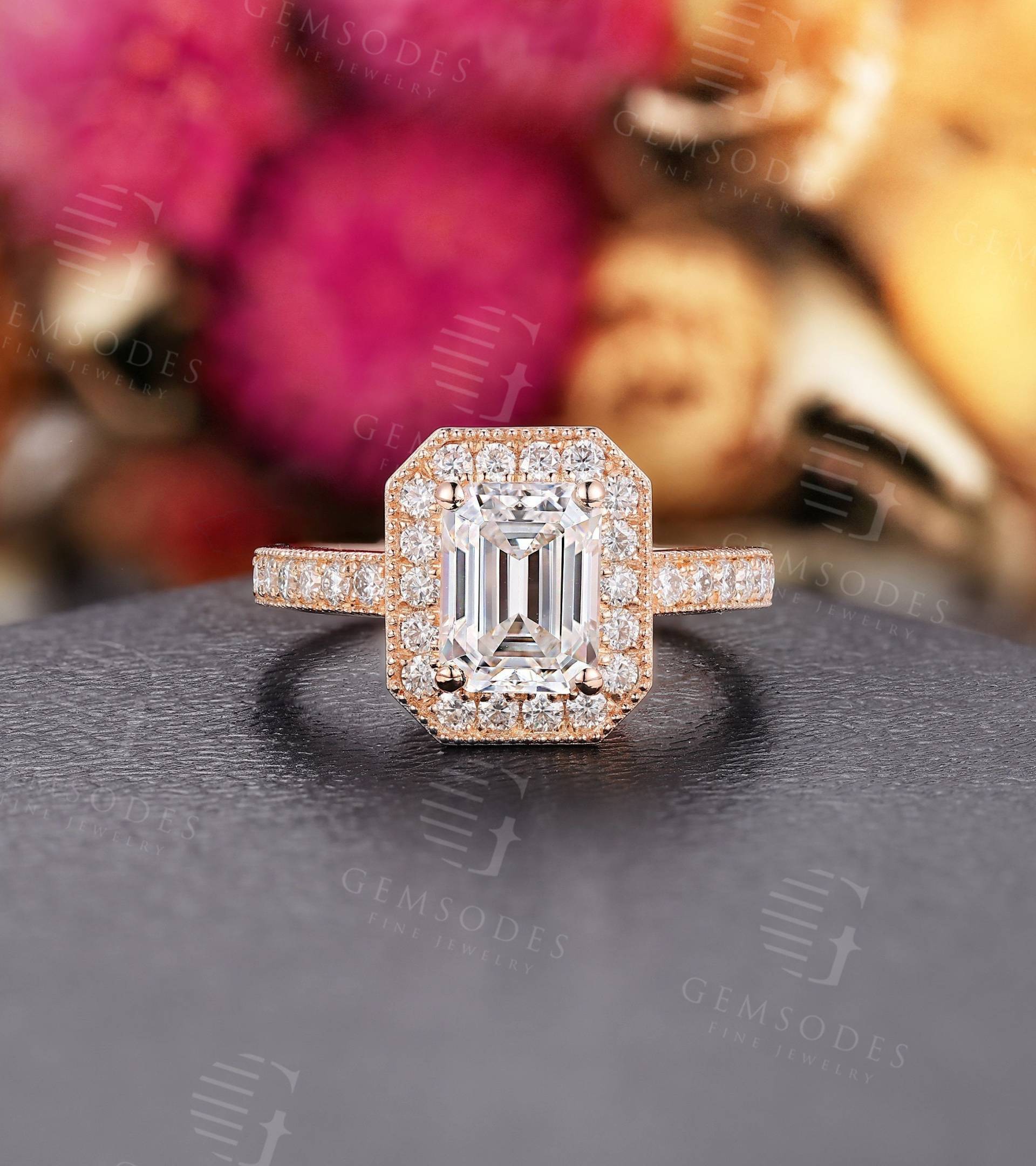 Halo Smaragdschliff Moissanite Verlobungsring Half Eternity Diamond/Pava Band Cluster Rose Gold Ring Milgrain Prong Set von GemsOdes